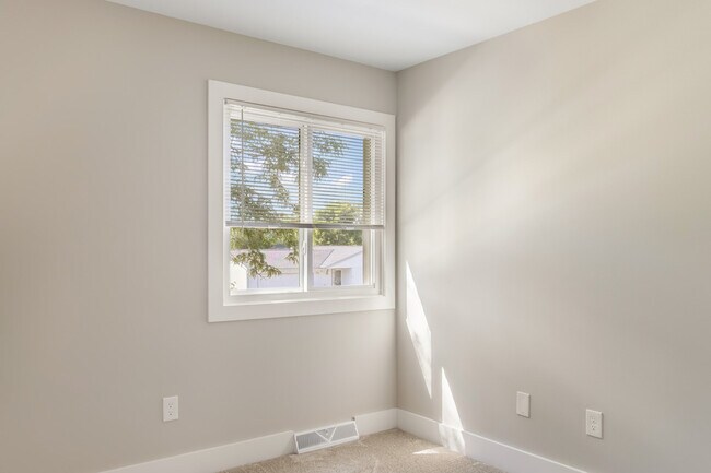 Building Photo - 533 Misty Meadow Blvd