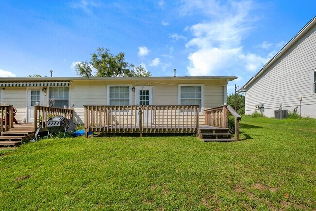 Building Photo - NE Tallahassee Townhome with Community Pool