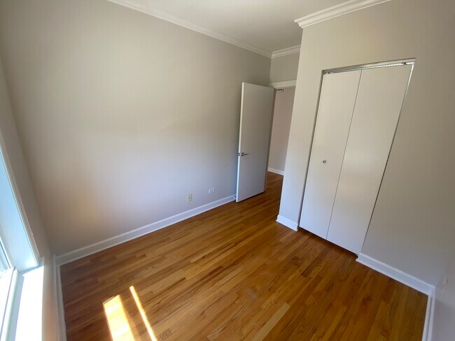 Building Photo - 1156 W Cornelia Ave