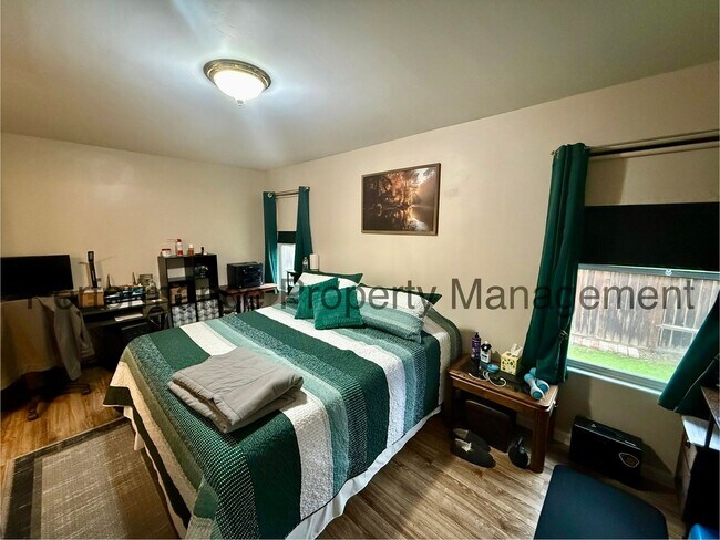 Building Photo - Charming 3 Bed/2 Bath San Lauren Home