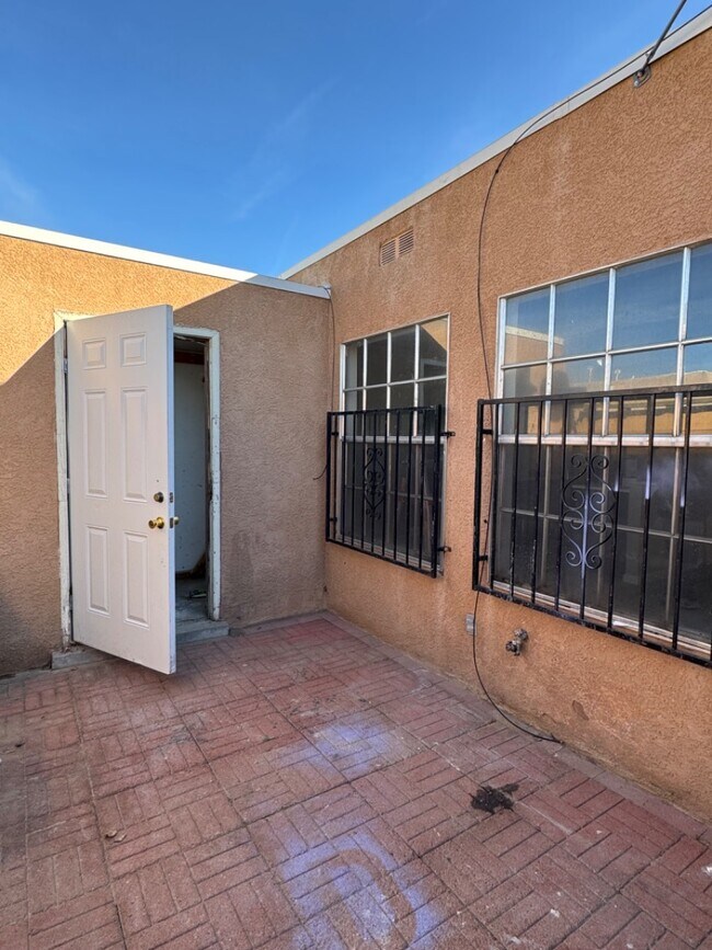 Building Photo - 912 San Pedro Dr SE