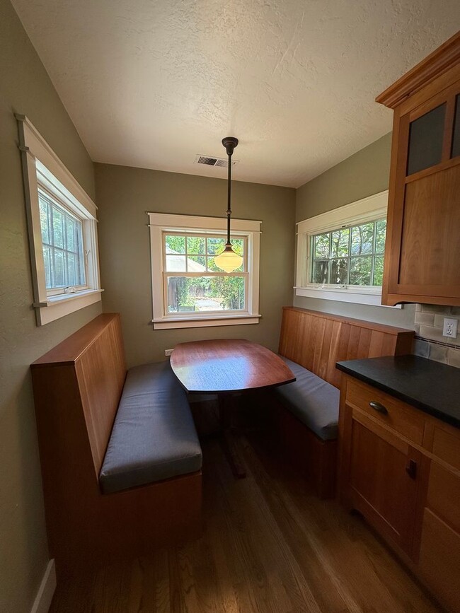 Building Photo - 2 Bedroom 1 Bathroom Updated Single Family...