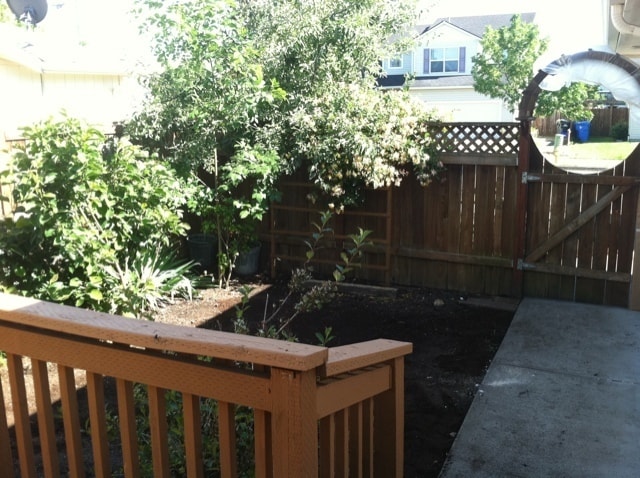Building Photo - 3 Bedroom Home with Deck and Fenced Yard