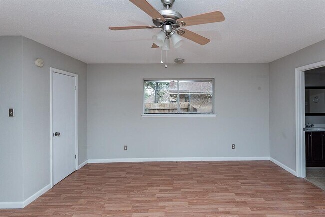 Building Photo - 228 Plainview Dr