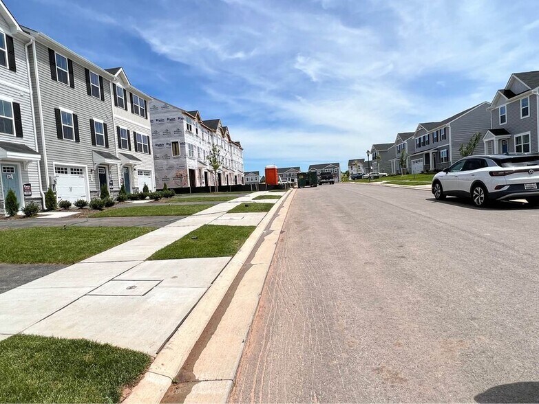 Building Photo - 115 Butterfield Ave