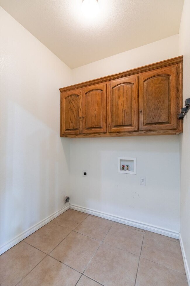 Building Photo - 3310 Silver Oaks Dr