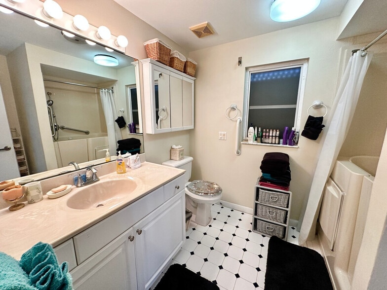 Building Photo - 373 Nettles Blvd