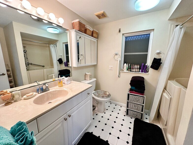 Building Photo - 553 Nettles Blvd