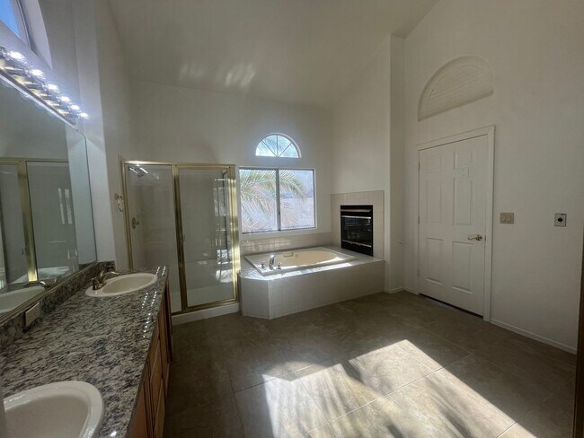 Building Photo - Desert Shores Beauty is like living in your own personal suite!