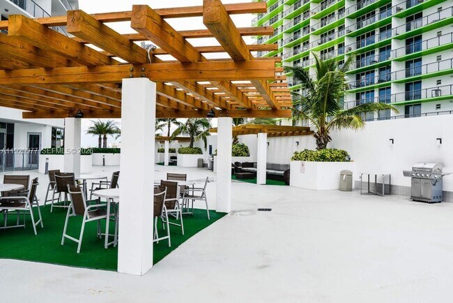 Building Photo - 1750 N Bayshore Dr