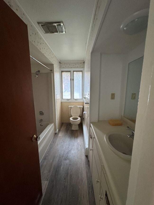 Building Photo - Spacious 3 Bedroom Home Available Now