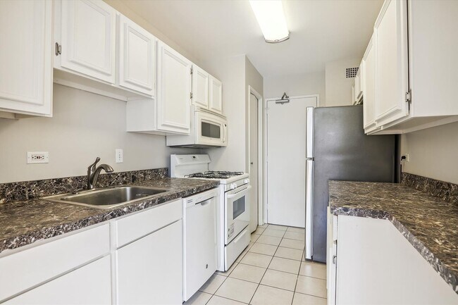 Building Photo - Spacious 1br/1bth Condo minutes from Downtown Silver Spring!