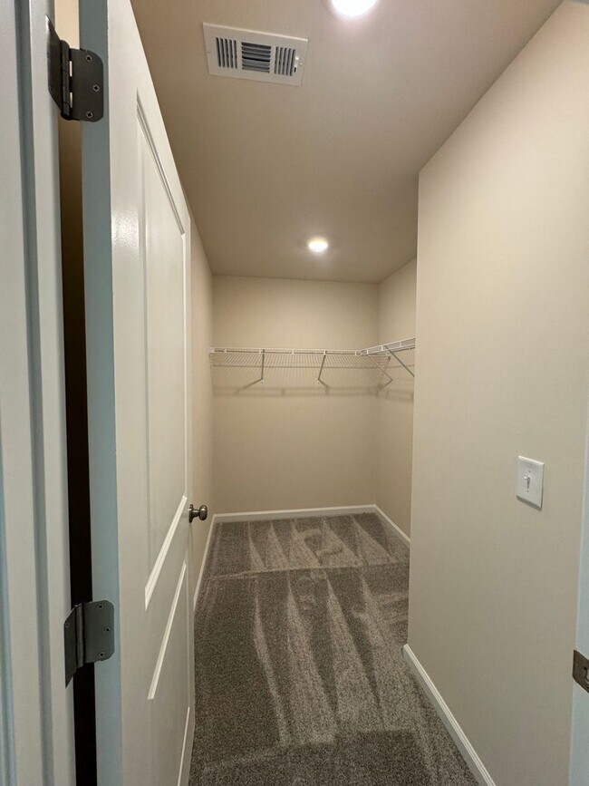 Building Photo - Stunning 3BR 2.5BA Townhome in Jamestown