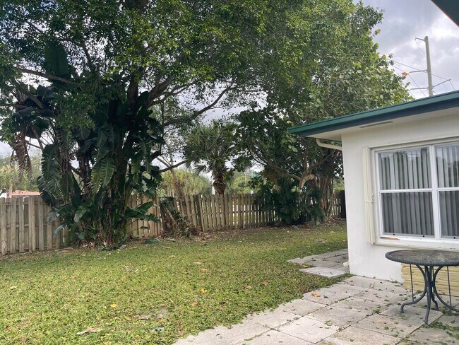 Building Photo - 927 W Royal Palm Rd