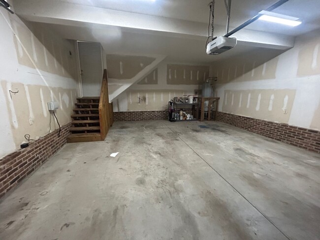 Building Photo - 208 Charles Towne Ct