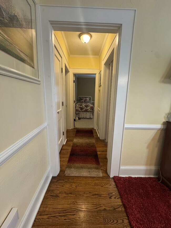Building Photo - Knoxville 37917 - 2 bedroom, 1 bath - call Lisa Vineyard 865-216-9334