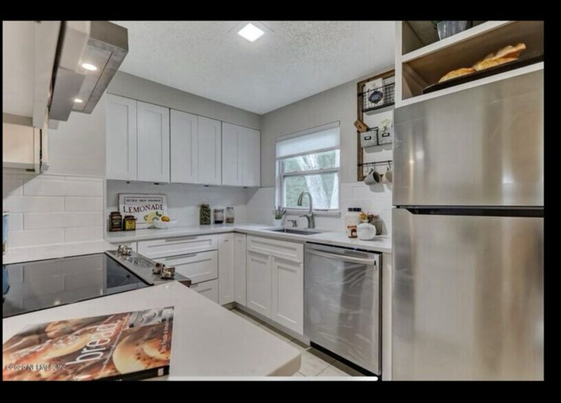 Building Photo - 4261 Key Largo Dr