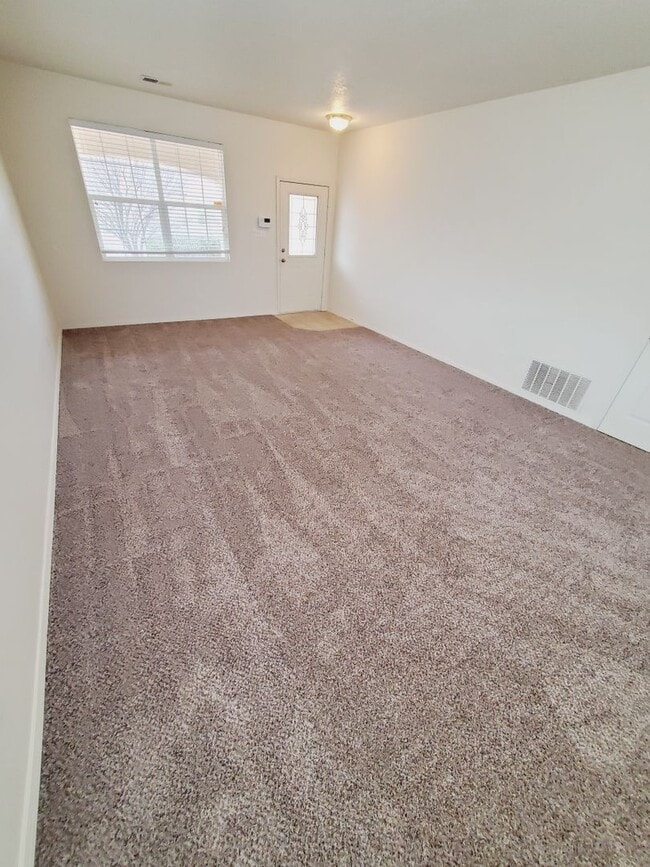 Building Photo - 3 Bedroom 2.5 Bathroom