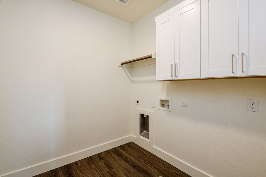 Building Photo - 7157 9th Hole Dr