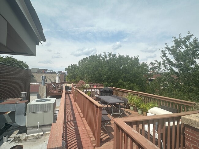 Building Photo - 807 W Buckingham Pl