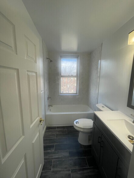Building Photo - 3020 Kenyon Ave