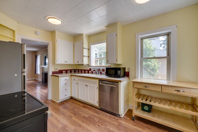 Building Photo - Adorable Wedgewood 4 Bedroom Available Now!