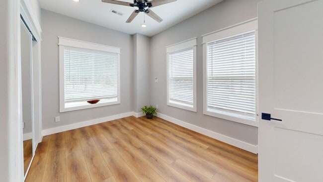 Building Photo - 5BR/5BA Fort Sanders Townhome | Off-Campus...