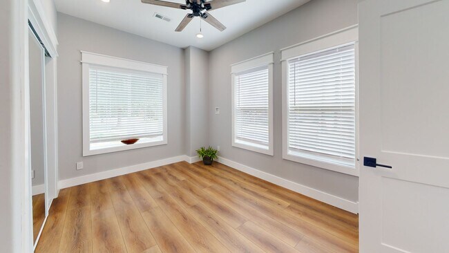 Building Photo - One Private Bedroom/Bath in Spacious 5BR/5BA Townhome Near UTK