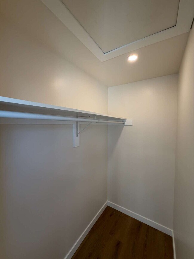 Building Photo - Modern Open Concept1 Bed + 1 Bath Upstairs Unit + In-Unit Laundry + AC