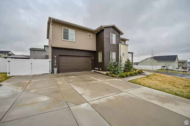 Building Photo - 1616 E Maple Way
