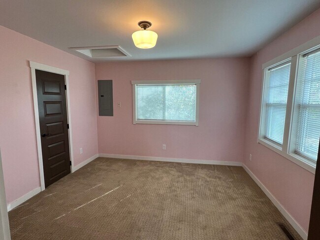 Building Photo - 4005 L Ave