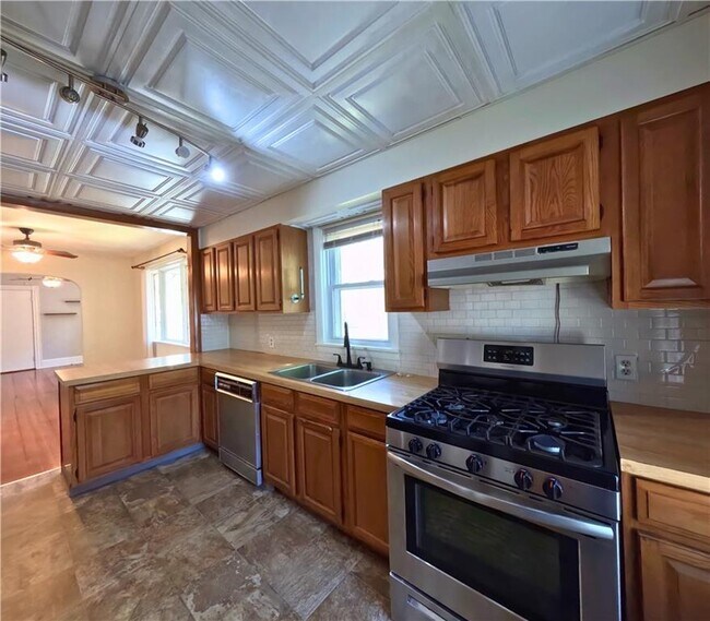 Building Photo - 1005 Narragansett Blvd