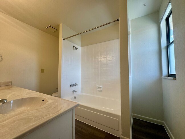 Building Photo - Beautiful 5 bedroom 2.5 bathroom home available NOW!!!