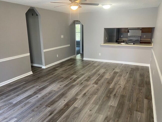 Building Photo - Spectacular Freshly Renovated 2 Bedroom 2 ...