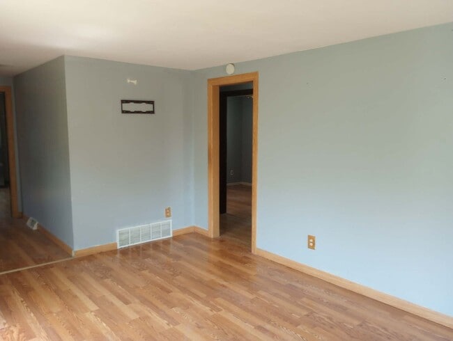 Building Photo - Nice 3 bed 1 bath house with large garage and basement!!!