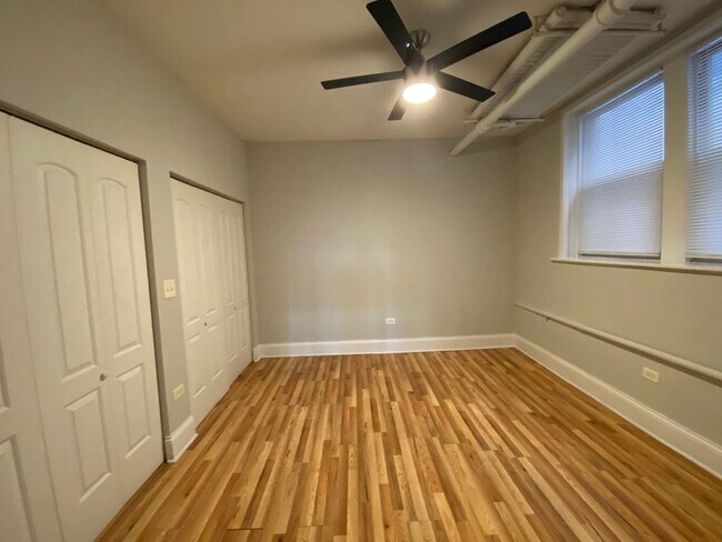 Building Photo - Rogers Park 1BR Garden unit - Near Red Line & Lake