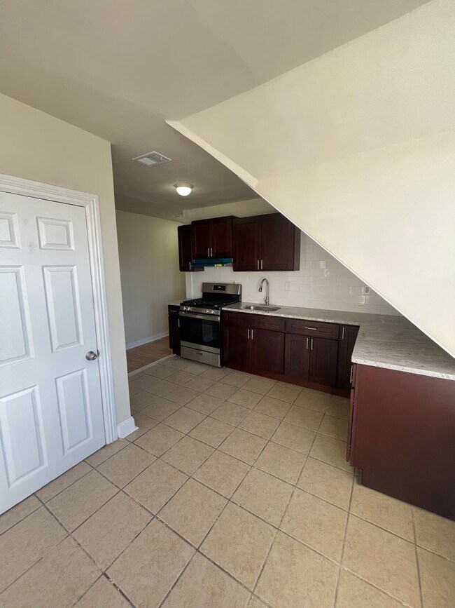 Building Photo - UPDATED 1 BED 1 BATH 2ND FLOOR APARTMENT