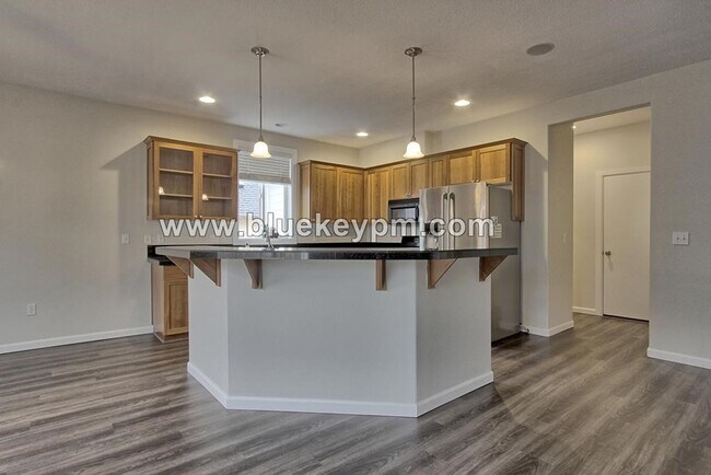 Building Photo - 4 Bed, 2.5 Baths Home with Primary Suite on Main Floor in Ridgefield