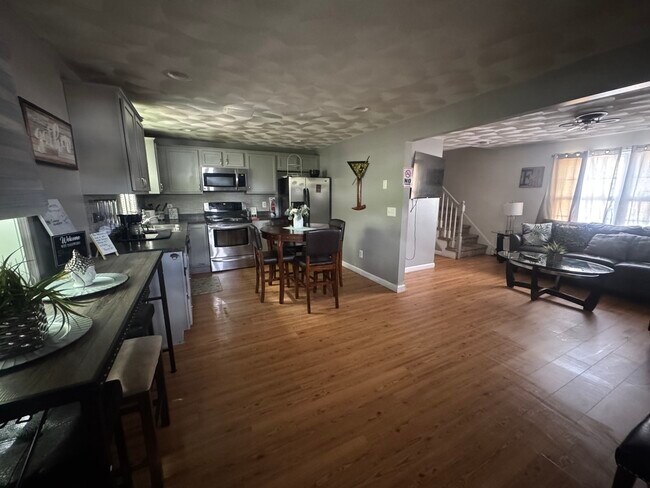 Building Photo - Spacious 2-Bedroom, 1.5-Bath Main-Floor Home in Providence