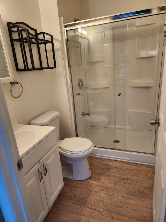 Full size bathroom - 19144 Calvert St