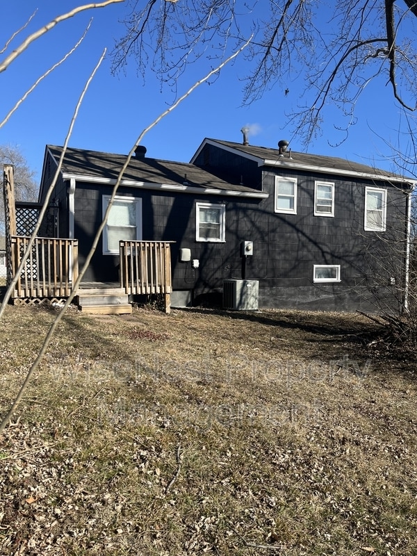 Building Photo - 805 W 39 St N