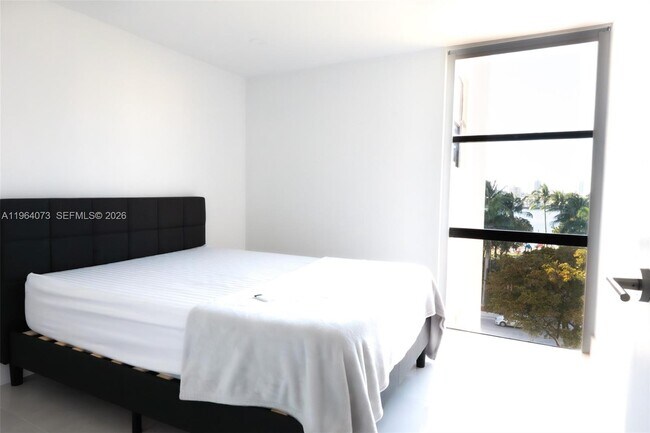 Building Photo - 17021 N Bay Rd