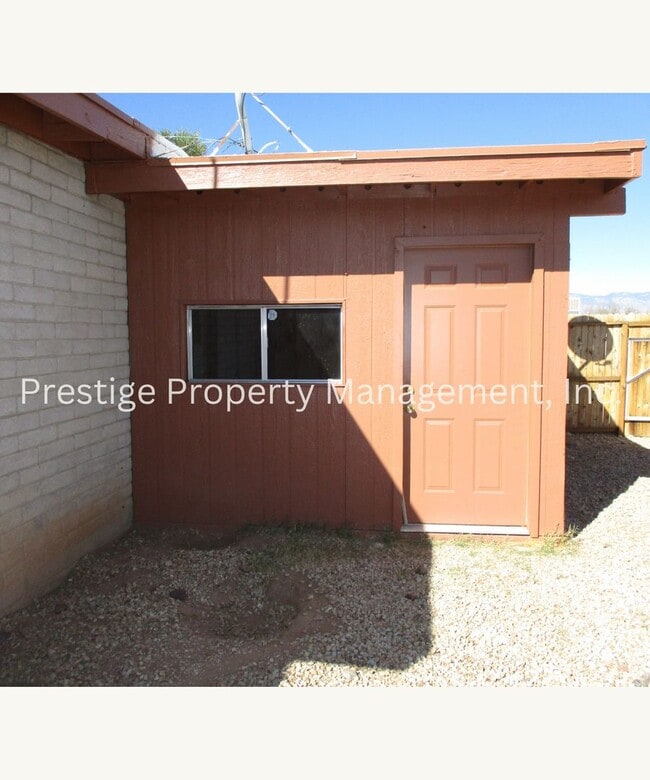 Building Photo - Check Out This 3/2 South-East Side Charmer!