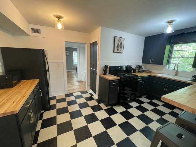 Building Photo - Beautiful 2 Bedroom, 1 Bathroom Apartment in Duckpond Neighborhood