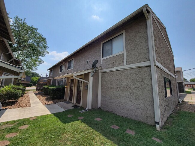 Building Photo - College Station - 2 bedroom / 1.5 bath Fou...