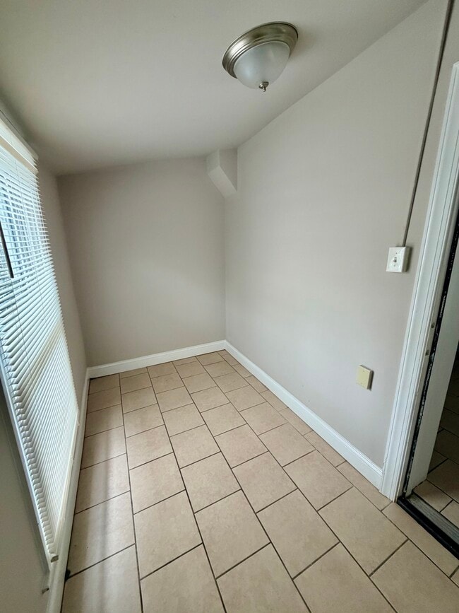 Building Photo - 5537 Harmer St