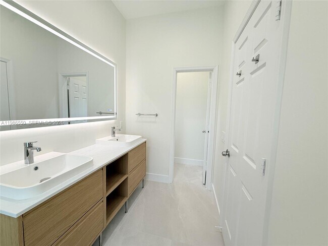 Building Photo - 964 Tanglewood Cir