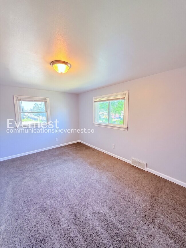 Building Photo - Charming Townhome with Driveway and Street Parking | Pet friendly | Available Now!
