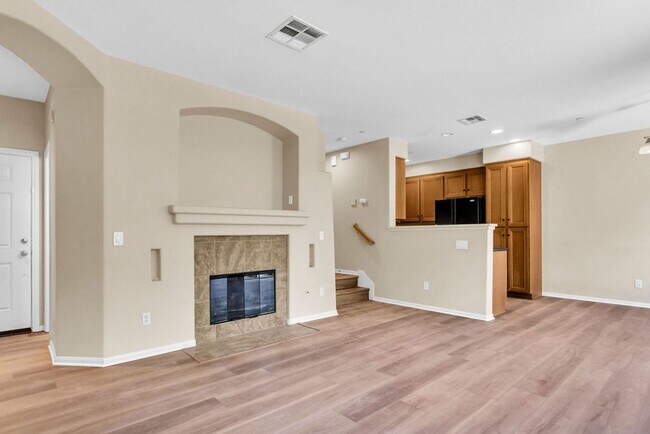 Building Photo - Beautiful townhome in Mission Valley!  Ava...