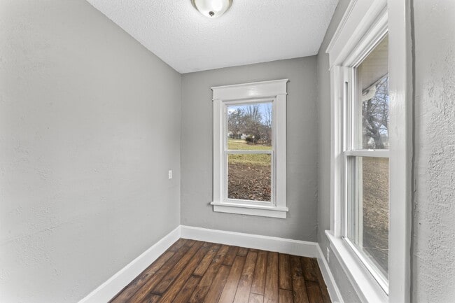 Building Photo - COMING SOON!! Charming 2-Bedroom Haven in Kansas City Northland!